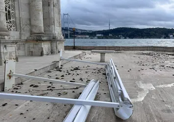 Beşiktaş'ta fırtına beton blokları Büyük Mecidiye Camii’nin avlusuna savurdu