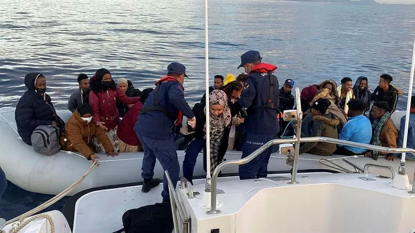 izmirde-turk-kara-sularina-itilen-67-duzensiz-gocmen-kurtarildi-1634228360821.jpg İzmir'de Türk kara sularına itilen 67 düzensiz göçmen kurtarıldı - 1