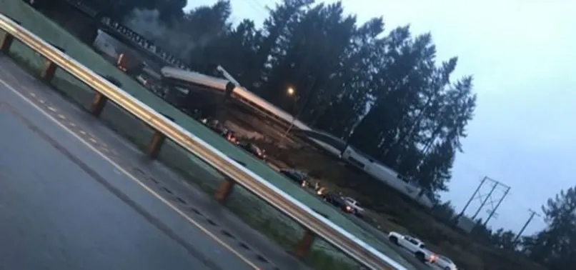 ABD'de tren raydan çıkarak otoyola düştü