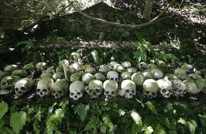 Ölen yakınlarını gömmek yerine bambu kafeslerde saklıyorlar