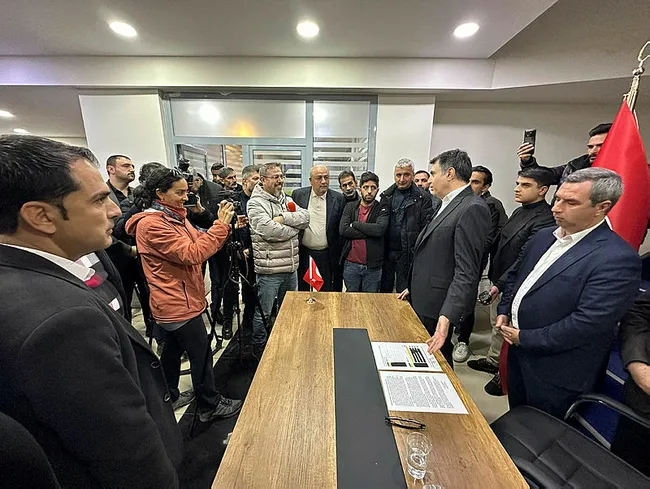 iyi-partide-toplu-istifa-diyarbakir-teskilatindan-12-bin-750-uye-istifa-etti-1702740815505.jpg İYİ Parti'de toplu istifa! Diyarbakır teşkilatından 12 bin 750 üye istifa etti - 5