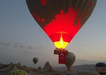 Kapadokya'da balonlar Türk bayraklarıyla uçtu