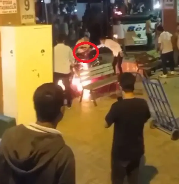 1652598609904.jpg Adana'da motosiklet alev aldı! Yangını şalgam suyuyla söndürdüler - 4