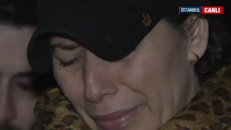 Ferdı Tayfur ebedıyete uğurlandı! Şarkıcı İntizar mezarı başında: Manevi babama veda ettim