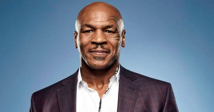 Dünyaca ünlü boksör Mike Tyson köpek balıklarına karşı! Aralarına daldı burnundan tutup...