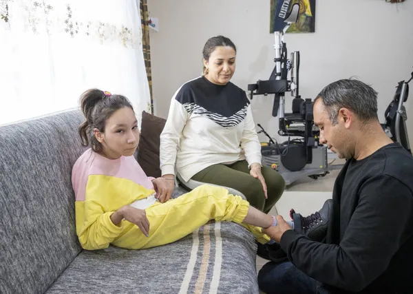 baskan-erdogan-onun-elini-hic-birakmadi-serabral-palsili-depremzede-yaren-yurume-hayaline-kavustu-1683635415254.jpg Başkan Erdoğan onun elini hiç bırakmadı! Serabral palsili depremzede Yaren yürüme hayaline kavuştu - 4