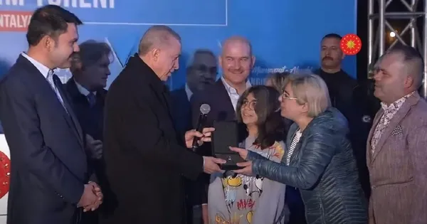 1673187112438.jpg Yangın mağduru Çetin ailesine yeni evlerinin anahtarını Başkan Erdoğan verdi! Hüseyin Çetin "yapılabileceğini düşünmemiştim" demişti - 3