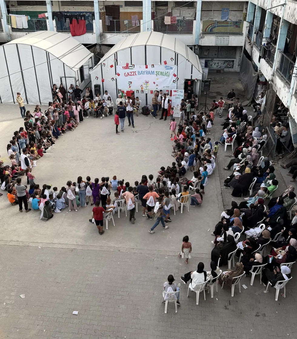 hayrat-yardim-gazzede-cocuklar-icin-bayram-senligi-duzenledi-1779992903338.jpg Hayrat Yardım Gazze’de çocuklar için bayram şenliği düzenledi - 2