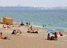 Turistler Antalya sahillerini doldurdu