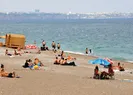 Turistler Antalya sahillerini doldurdu