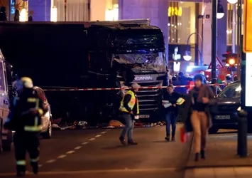 Berlin'de TIR noel pazarına daldı: Ölü ve yaralılar var