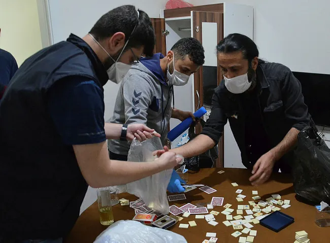 Karaman’da daire kiralayıp kumar oynayan 17 kişiye 53 bin 550 lira para cezası - 1