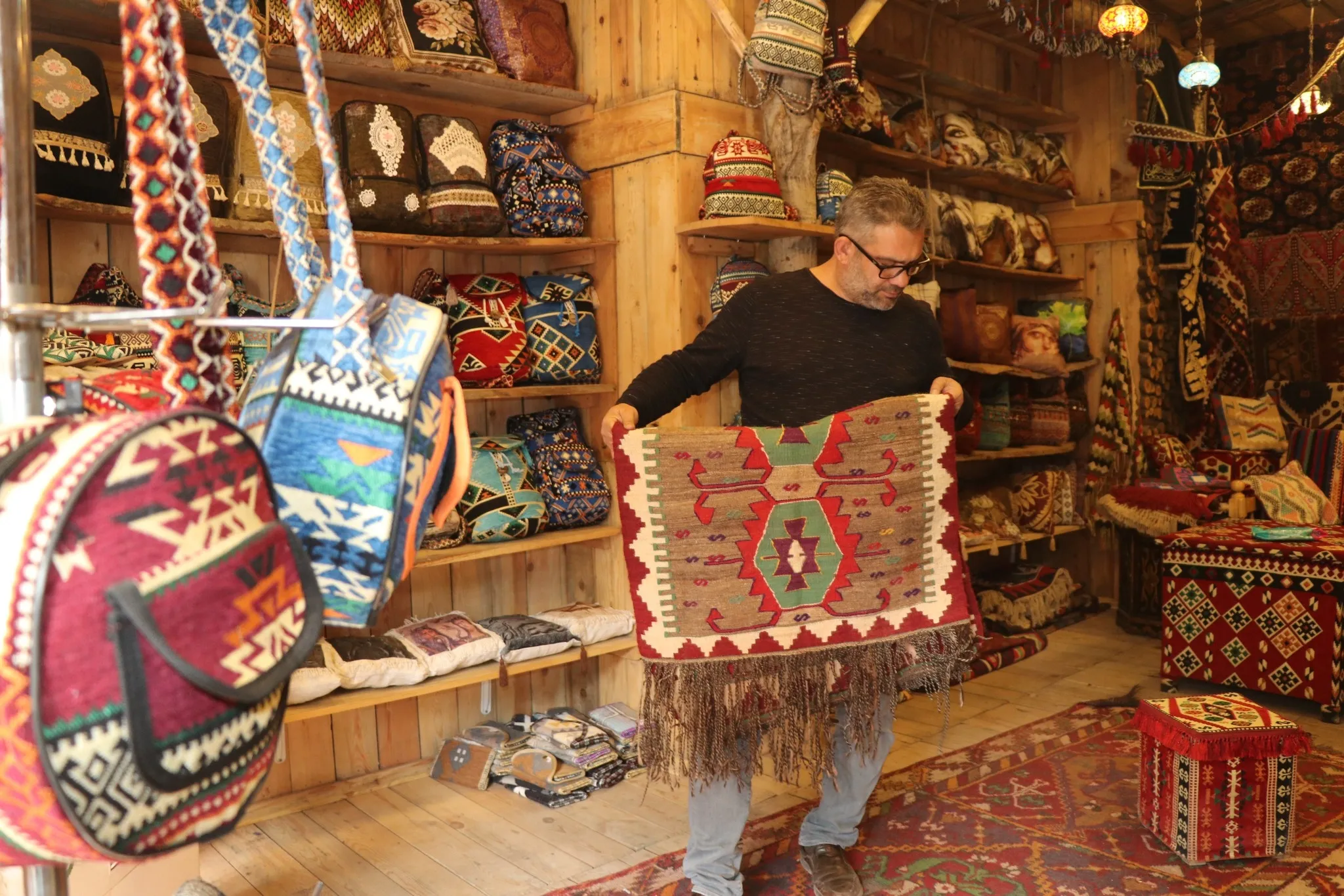 Kilim parçalarını çöpten toplayıp dönüştürerek dünyaya satıyor