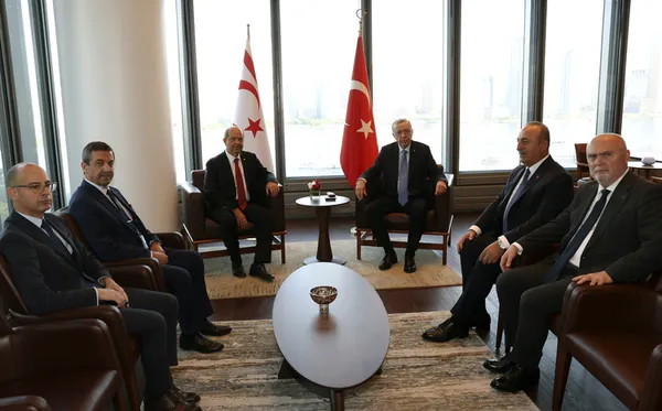 baskan-erdogan-ile-kktc-cumhurbaskani-ersin-tatar-arasinda-kritik-gorusme-mucadeleye-hep-birlikte-devam-1668791114185.jpg Başkan Erdoğan ile KKTC Cumhurbaşkanı Ersin Tatar arasında kritik görüşme: Mücadeleye hep birlikte devam - 1