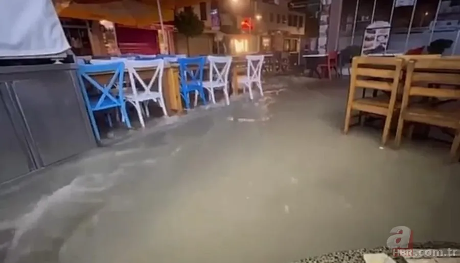 Ege'de sağanak yağış hayatı felç etti: Cadde ve sokaklar göle döndü 6