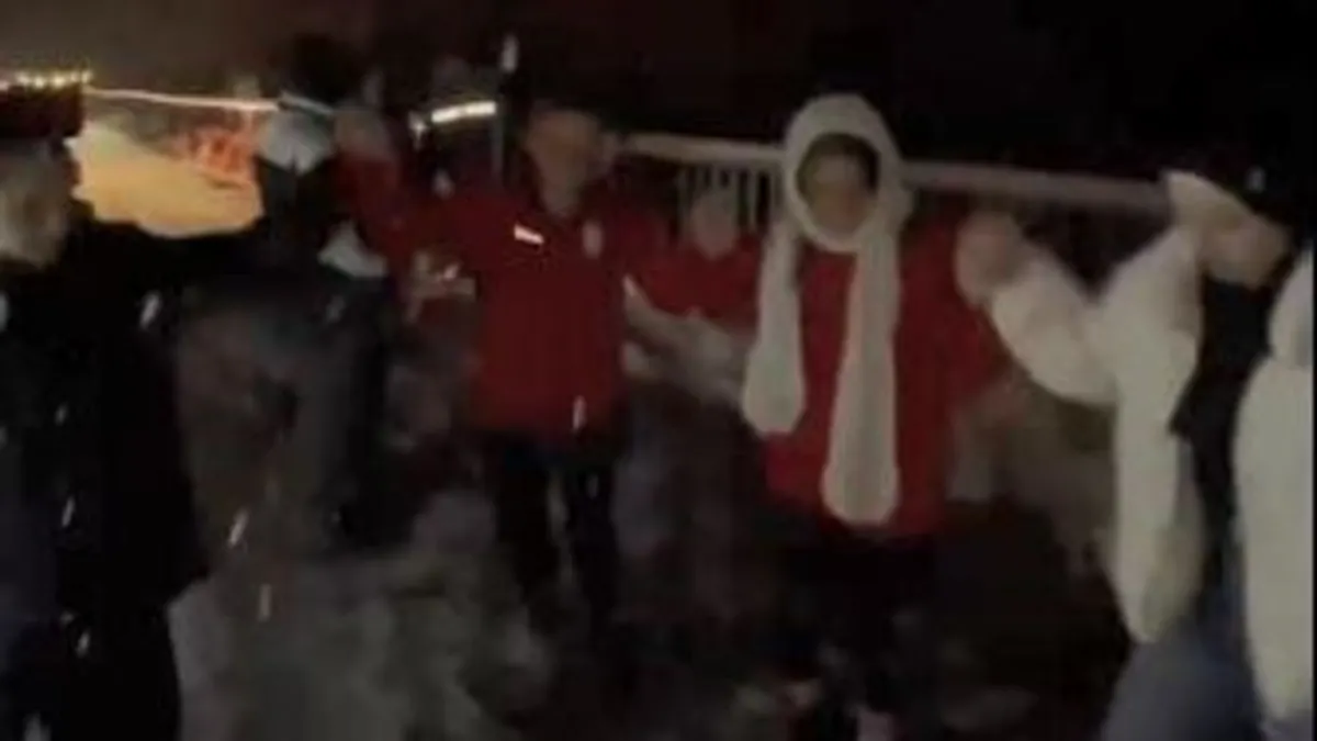 Kar yağışı trafiğe sebep oldu: Sürücüler horon oynayarak ısındı | İşte o anlar