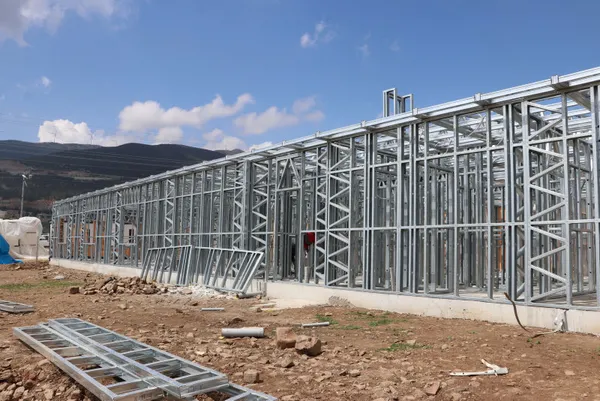 1680084783546.jpg Gaziantep'te depremzede esnaf için çelikten çarşı: Yapımı 45 günde tamamlanacak - 5
