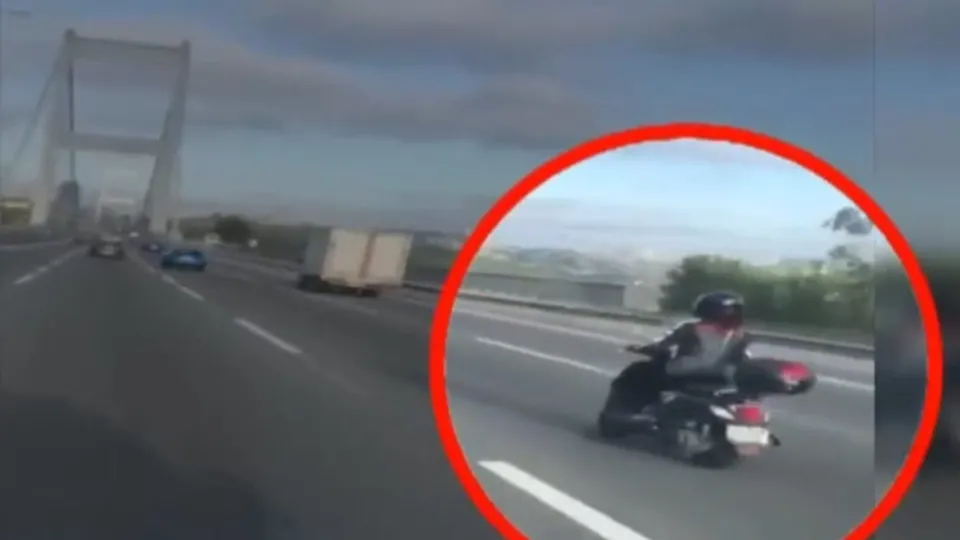Hava akımına kapılan motosikletli böyle devrildi
