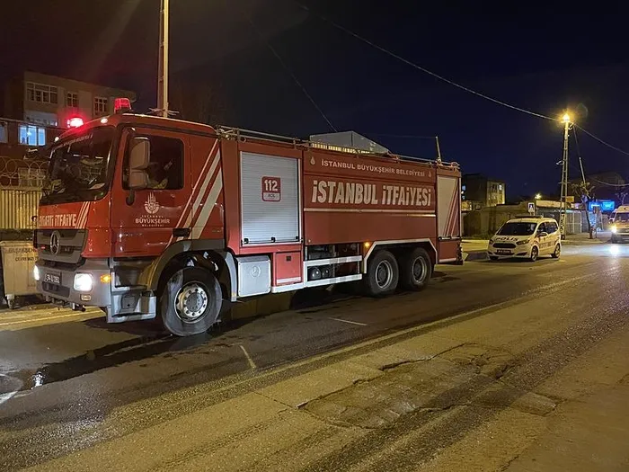 avcilarda-yangin-panigi-mahsur-kalan-11-kisi-kurtarildi-1712525096027.jpeg Avcılar’da yangın paniği! Mahsur kalan 11 kişi kurtarıldı - 2
