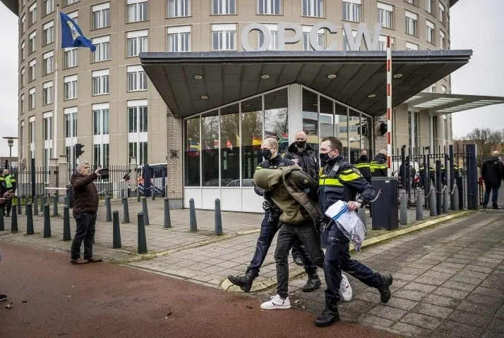 PKK destekçileri Hollanda’da OPCW binasını bastı: 50 gözaltı