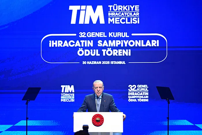 baskan-erdogandan-ihracatin-sampiyonlari-odul-toreninde-onemli-aciklamalar-1751276262756.jpeg Başkan Erdoğan, TİM 32. Olağan Genel Kurulu ve İhracatın Şampiyonları Ödül Töreni'nde konuştu (AA)