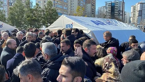 İşte 7,6 şiddetindeki depremin yeni görüntüsü! Bina tuzla buz oluyor