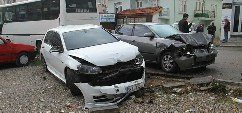 Konya'da işçi servis midibüsü 8 araca çarptı!