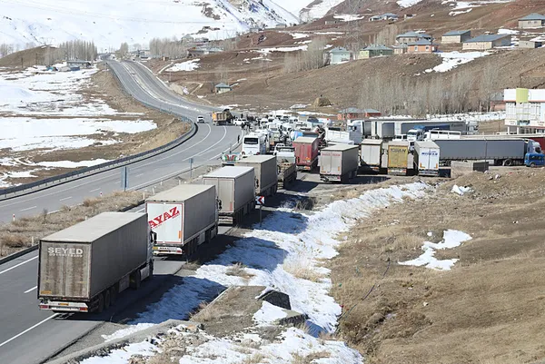 Van-Hakkari kara yolunda çığ tehlikesi! Ekipler gerekli kontrolleri yaptı - 5