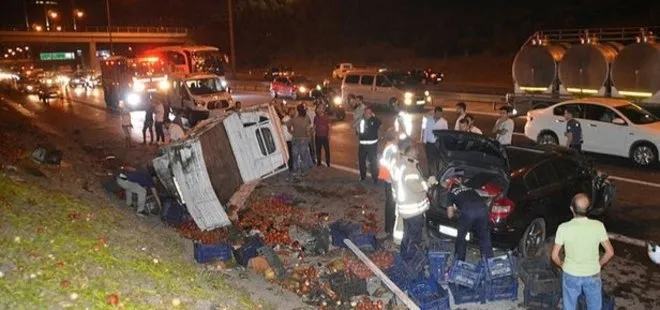TEM Otoyolu’nda kaza: 2 yaralı!  Devrilen kamyonetteki sebze ve meyveler yola saçıldı