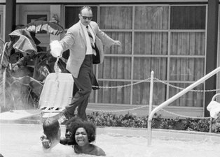 Havuza asit döküp işkence ettiler! Kan donduran fotoğraflar yıllar sonra ortaya çıktı