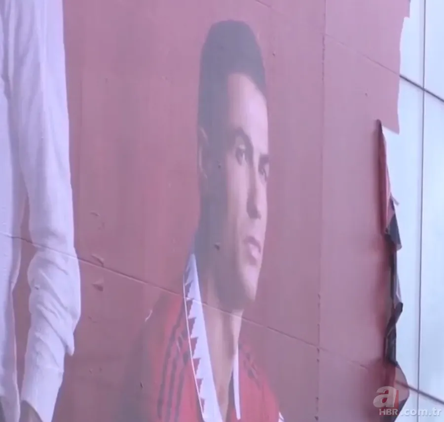 Manchester United Ronaldo'yu sildi! Fotoğraflarını söktüler 2