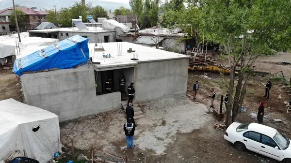 gocmen-kacakcilarina-nefes-aldirmadilar-18-kisi-gozaltinda-1653547452995.jpg Göçmen kaçakçılarına nefes aldırmadılar: 18 kişi gözaltında - 2