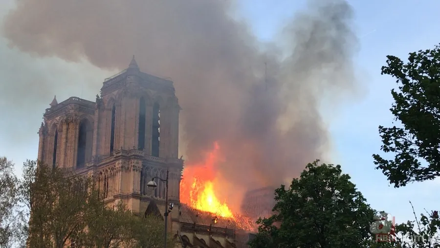 Dünya Notre Dame Katedrali'ndeki yangını konuşuyor! 4