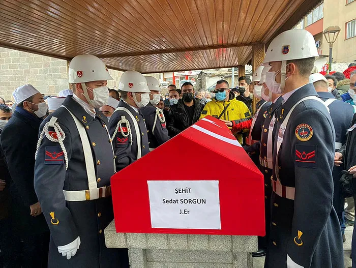 Son dakika: Gara kahramanlarına veda! Şehit annesinin sözleri yürek dağladı: Sen kalk da ben yatayım - 17