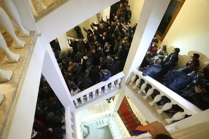 Azerbaycan ordusu diz çöktürdü! Ermenistan'da ortalık savaş alanı gibi! Meclis Başkanını linç ettiler