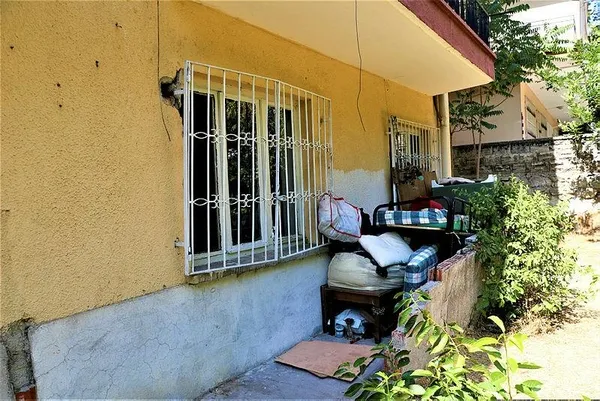 vahset-bahcesinde-10-olu-kopek-bulunan-kadin-gozaltina-alindi-1628273264504.jpeg Komşular kötü kokudan şikayetçi oldu! Bahçede 10 köpek ölüsü bulundu - 4