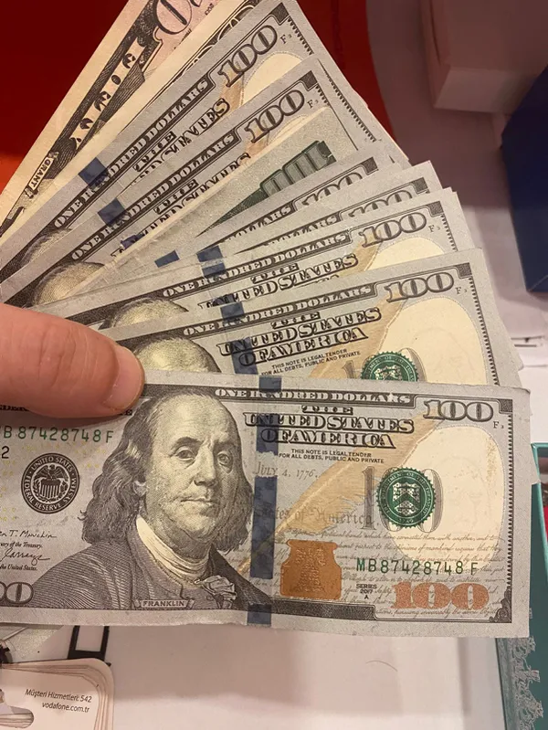 Turist gibi davranıp sahte dolarla 2 cep telefonu aldı - 3