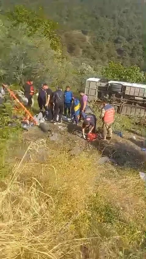 pamukovada-geziden-donen-universitelilerin-tasindigi-midibus-sarampole-devrildi-12-yarali-1714231590912.jpg Pamukova'da geziden dönen üniversitelilerin taşındığı midibüs şarampole devrildi: 12 yaralı - 1