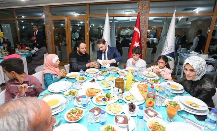 Albayrak ailesi Suriyeli yetimlerle iftar yaptı