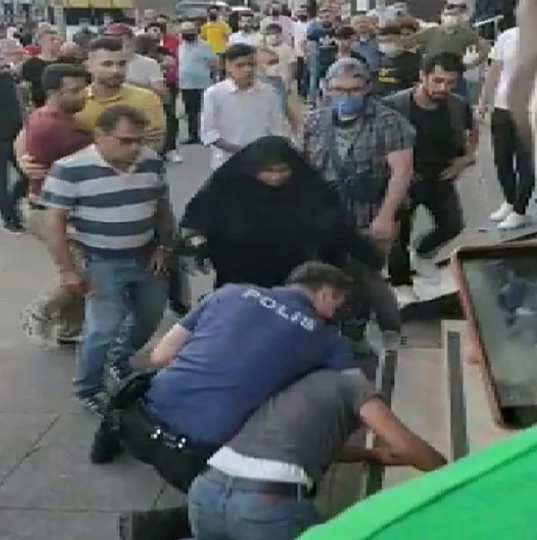 1628976046897.jpg Sultangazi'de kız kaçırma iddiası sonrası ortalık karıştı: Linç girişimini polis engelledi - 1