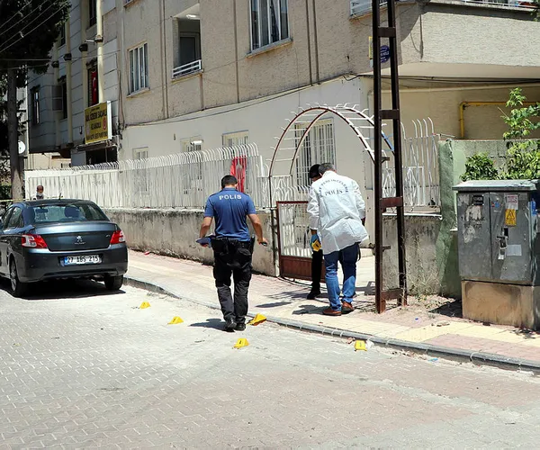Ev sahibi ile kiracının tartışmasında silahlar konuştu: 2 yaralı - 2