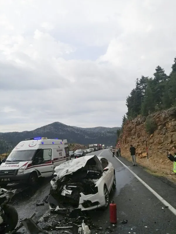 Antalya’da feci kaza! 4 ölü, 2 yaralı