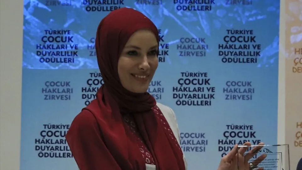 Arka Sokaklar'ın eski oyuncusu Gamze Özçelik'in kardeşi herkesi şaşkına çevirdi