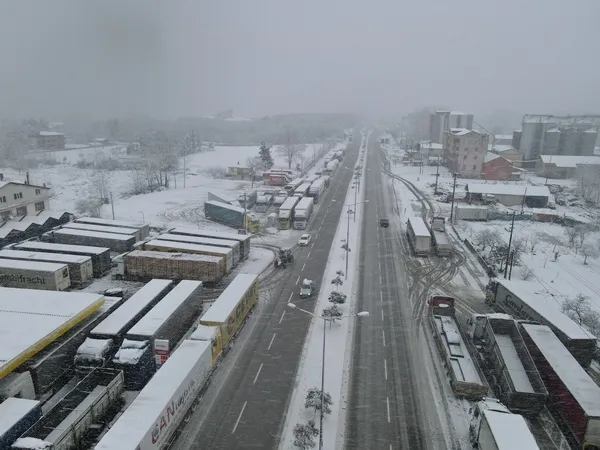 turkiyede-kar-yagisi-etkili-oluyor-yalova-bursa-kara-yolu-kayan-tir-nedeniyle-kapandi-1643032115877.jpg Türkiye’de kar yağışı etkili oluyor! Yalova-Bursa kara yolu kayan tır nedeniyle kapandı - 5