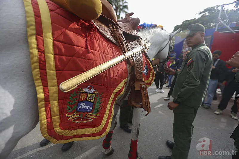 Venezuela'da gövde gösterisi! Maduro kılıcıyla sokaklara indi 6