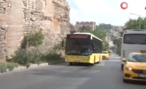 iett-otobusu-yayaya-carpip-kacti-o-anlar-guvenlik-kamerasina-boyle-yansidi-1661150225901.jpg İETT otobüsü yayaya çarpıp kaçtı! O anlar güvenlik kamerasına böyle yansıdı - 2