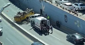 Kamyon alt geçitteki otomobilin üzerine düştü