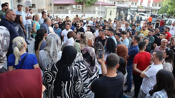 demli-igdir-belediyesinde-personel-kiyimi-cok-sayida-isci-cikarildi-1720217303262.jpg DEM'li Iğdır Belediyesi'nde personel kıyımı! Çok sayıda işçi çıkarıldı - 4
