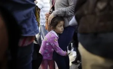 abd-gocmen-cocuklara-iskence-ediyor-binlerce-cocuk-ailesinden-ayrilmak-zorunda-kaldi-1609777260982.jpg ABD göçmen çocuklara işkence ediyor! Binlerce çocuk ailesinden ayrılmak zorunda kaldı - 1