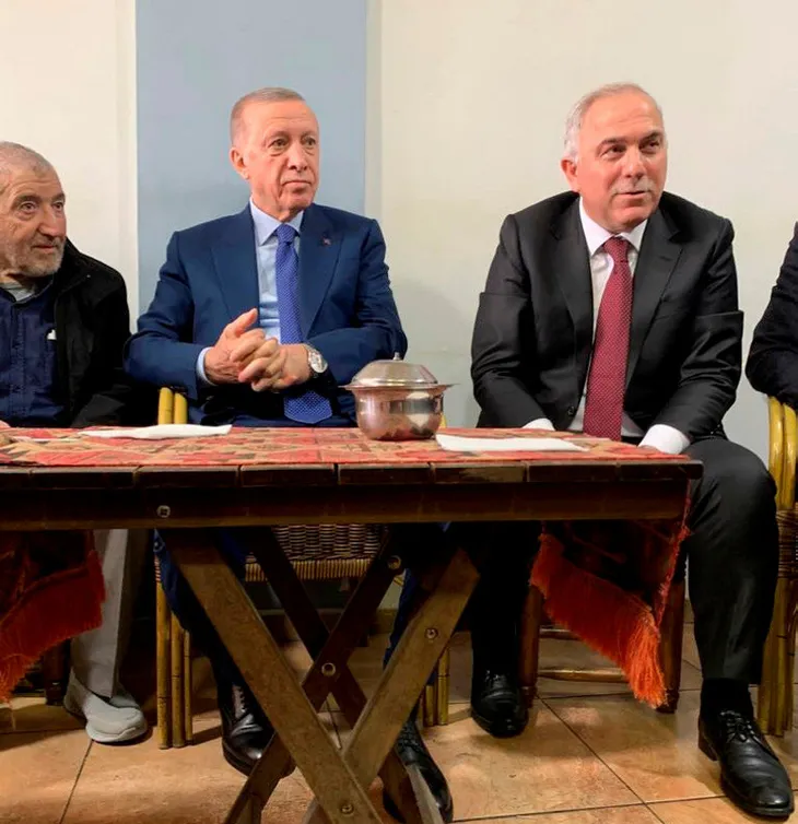 Başkan Erdoğan'dan Fatih'te esnaf ziyareti! Çay içip sohbet ettiler